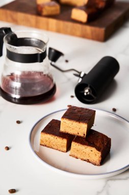 Güzel kahvaltı konsepti. Sarışınlar v60 filtreli kahve, hafif arka plan, havadar yemek fotoğrafı yüksek kaliteli fotoğraf.