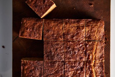 Güzel kahvaltı konsepti. Beyaz tabakta sarışınlar, arka planda hafif havadar yemek fotoğrafları. Yüksek kalite fotoğraf