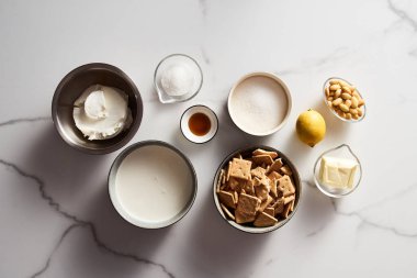 Limonlu peynirli kek ve kurabiyeli temel malzemeler listesi. Yüksek kalite fotoğraf