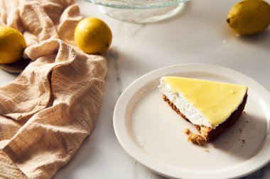 Limonlu peynirli kek ve kurabiye tabanı var. Beyaz mermer arka plan. Yüksek anahtarlı yemek fotoğrafı Yüksek kaliteli fotoğraf