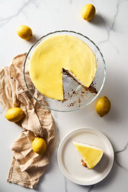 Limonlu peynirli kek ve kurabiye tabanı var. Beyaz mermer arka plan. Yüksek anahtarlı yemek fotoğrafı Yüksek kaliteli fotoğraf