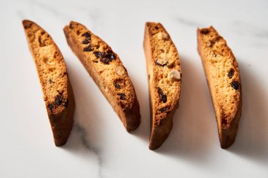 Sınırda duran dört badem ve kızılcık bisküvisi, Soft Shadow Detaylı mermer tezgah. Yüksek kalite fotoğraf