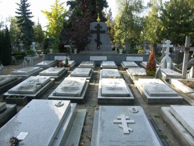 Rus Ortodoks mezarlığı, mezarların haçlarla hizalanması