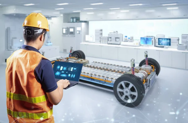 Aziatisch Ingenieur Technicus Werken Met Auto Batterij Cellen Module Het — Stockfoto