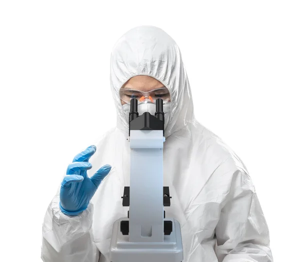 白い背景に隔離された顕微鏡を通してマスクやゴーグルと医療保護スーツや白いカバースーツを身に着けている労働者 — ストック写真