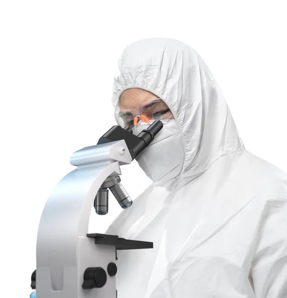 白い背景に隔離された顕微鏡を通してマスクやゴーグルと医療保護スーツや白いカバースーツを身に着けている労働者 — ストック写真