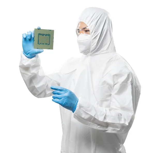 Worker Engineer Wears Medical Protective Suit White Coverall Suit Chipset — Stockfoto