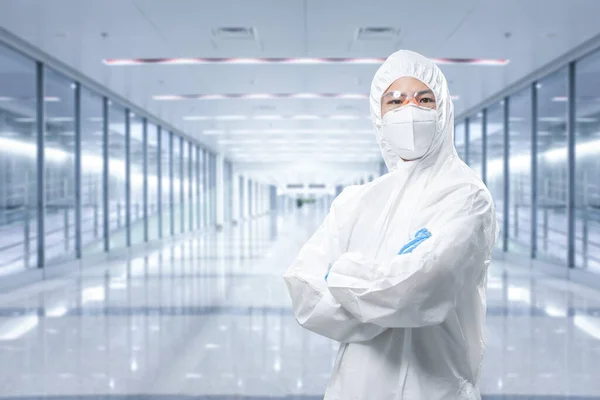 Trabalhador Usa Terno Proteção Médica Terno Macacão Branco Com Máscara — Fotografia de Stock