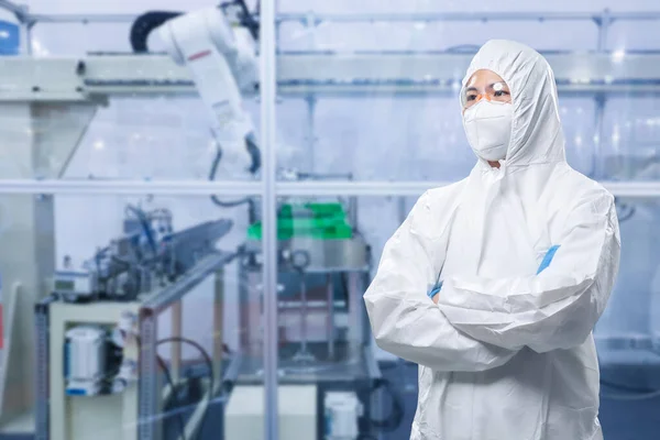 Worker Engineer Wears Protective Suit White Coverall Suit Work Semiconductor — Stock Photo, Image