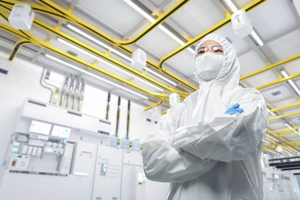 Worker Engineer Wears Protective Suit White Coverall Suit Work Semiconductor — ストック写真