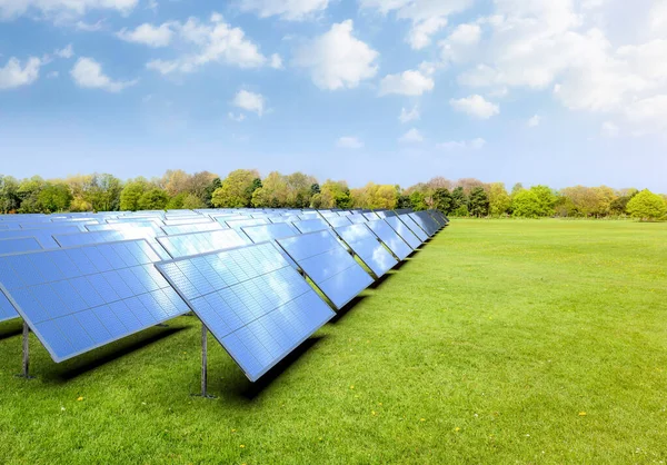 Vykreslování Množství Solárních Panelů Zeleném Poli Nebo Solární Farmě Proti — Stock fotografie