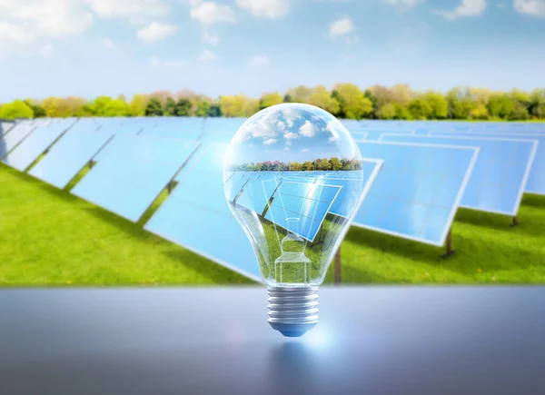 Obnovitelný Udržitelný Rozvoj Energie Vykreslováním Solárního Panelu Myšlence Žárovky — Stock fotografie