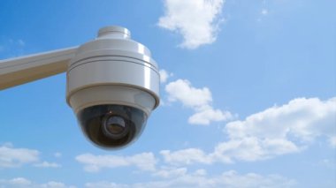 3D görüntüleme güvenlik kamerası veya kapalı devre kamera mavi gökyüzü arkaplan 4k görüntüsü