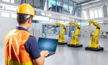 Otomasyon endüstrisi konsepti fabrikadaki robot montaj hattını kontrol ediyor.