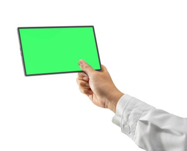 Doktor beyaz laboratuvar önlüğü giyer eli boş ekran dijital tableti tutar