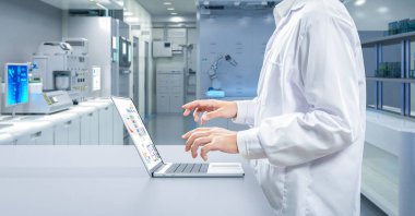 İşçi ya da bilim adamı laboratuarda önlük giyer.