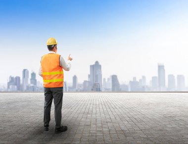 İnşaat işi konsepti dikiz görüşlü inşaat mühendisi şehir planına parmak basıyor