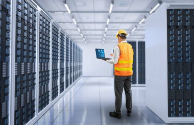 Sunucu odasında bilgisayar defteri olan programcı veya mühendis