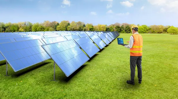 Güneş paneli teknisyeni 3 boyutlu güneş çiftliğine sahip