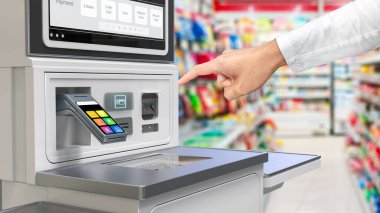 Müşteri, perakende mağazasında kendi kendine çıkış kiosku ya da kendi kendine hizmet ödeme makinesi kullanır