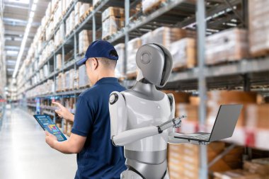 Depoda mühendis kontrol asistanı robotla otomasyon deposu konsepti 