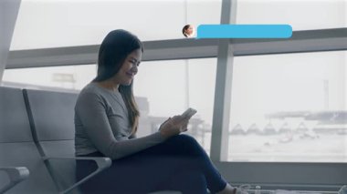 Havaalanında Asyalı gezginler konuşma baloncuğuyla sohbet ediyorlar.