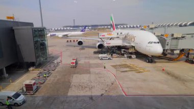 Bangkok, Tayland - 27 Şubat 2025: Suvarnabhumi Havalimanı 'ndaki Emirates havayolu gündüz seferleri zaman aşımı