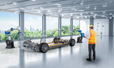 Asyalı mühendis veya teknisyen her otomobil otomobil fabrikasında yeşil arka planda çalışıyor.