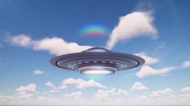 Mavi gökyüzüne karşı metal UFO ya da uzaylı uzay gemisi