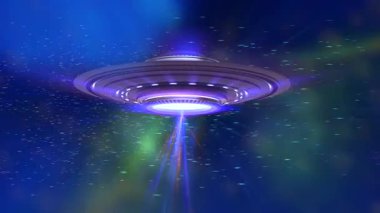 Geceleri ışık huzmesi olan metal UFO ya da uzaylı uzay gemisi