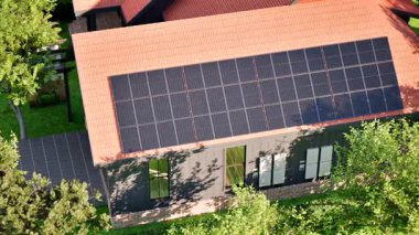 Çatıda güneş paneli olan konut için pil enerji depolama sistemi