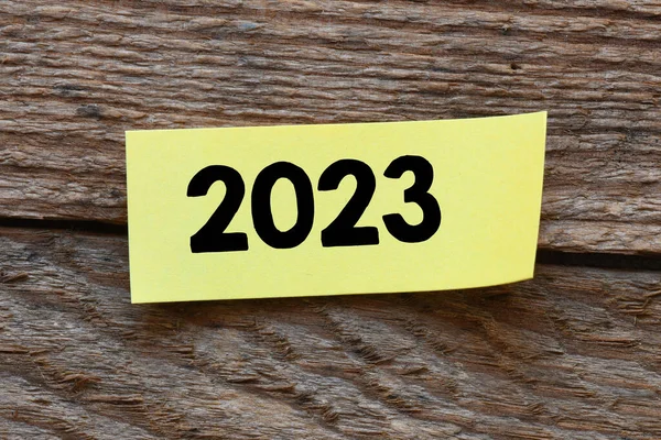2023 Texto Sobre Pequeno Pedaço Papel Uma Mesa Madeira — Fotografia de Stock