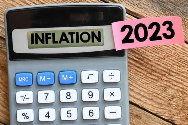Inflation 2023 计算器屏幕上的字和一张纸 商业概念 — 图库照片