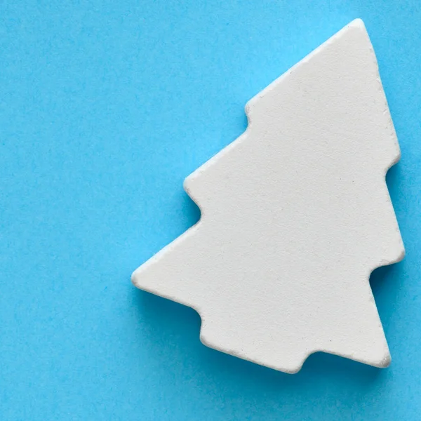 Λευκό Χριστουγεννιάτικο Δέντρο Μπλε Κενό Φόντο — Φωτογραφία Αρχείου