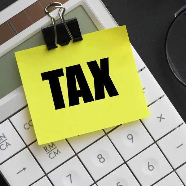 Tax Woord Een Geel Vel Papier Begrip Belastingplichtige Onderneming — Stockfoto