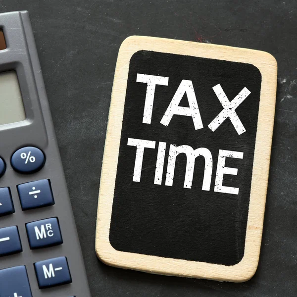 Tax Time Słowa Napisane Małej Tablicy — Zdjęcie stockowe