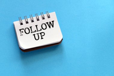 Ofis defterindeki kelimeleri takip et. İş kavramı.