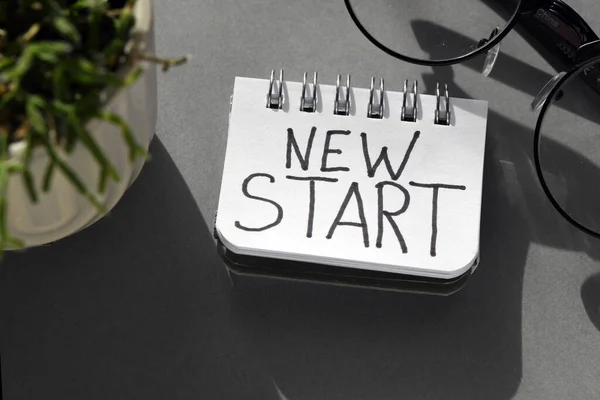 Nieuw Start Woord Een Klein Kantoorboekje Concept Voor Het Bedrijfsleven — Stockfoto