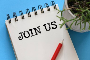 Bir not kağıdına yazdığımız yazıda bize katılın. 