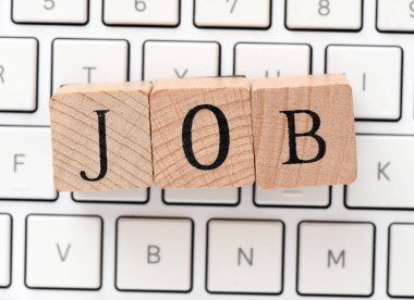 İş kelimesi ahşap harflerden düzenlenmiştir..