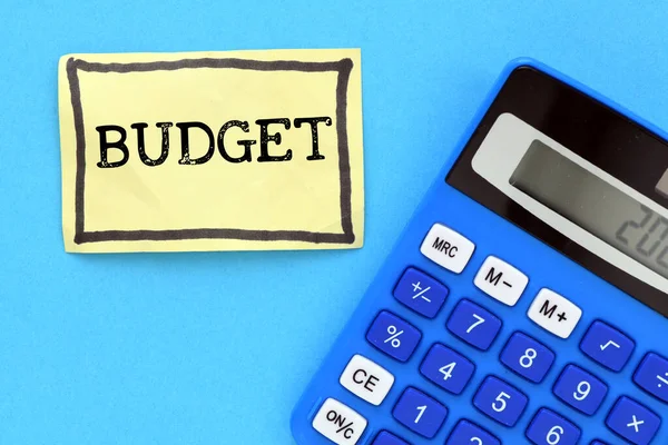 Słowo Budget Małym Kawałku Papieru — Zdjęcie stockowe