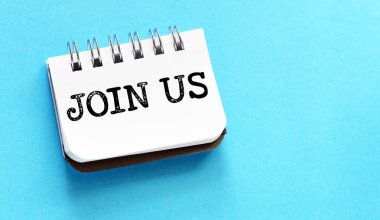 ABD Sözcüklerini ahşap bir masanın üzerinde bir deftere yaz.