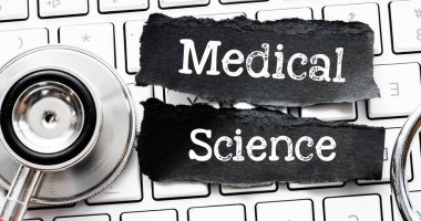 Siyah kağıt üzerine yazılmış tıp bilimi kelimeleri. Doktordan hastaya bilgi - konsept.