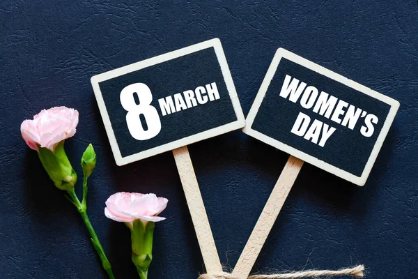 Mulheres Março Dia Palavra Placas Giz Fundo Escuro — Fotografia de Stock