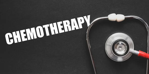 Kata Kemotherapy Pada Latar Belakang Hitam Sebelah Stetoskop — Stok Foto