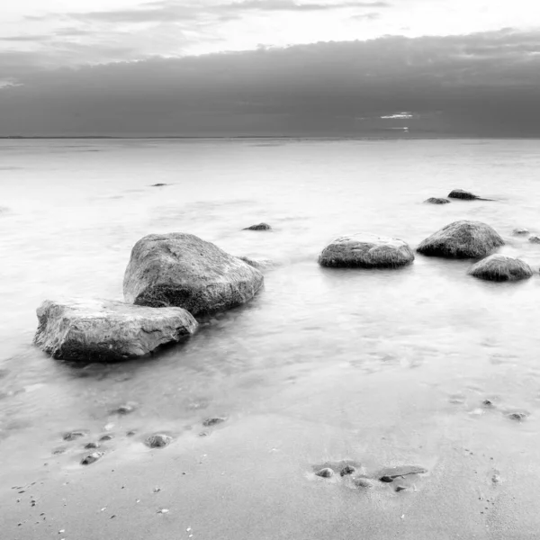 Pietre Sulla Spiaggia Fotografia Bianco Nero — Foto Stock