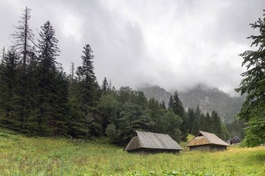 Tatra Dağları 'ndaki eski ahşap kulübeler