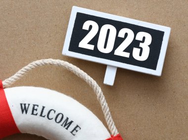 Küçük bir tebeşir tahtası ve can simidiyle 2023 kelimesine hoş geldiniz..