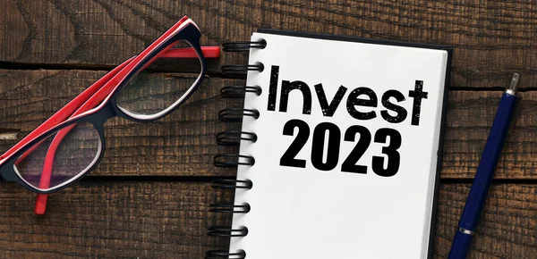 Zainwestuj 2023 Słowa Zapisane Notatniku Biurowym Pojęcie Przedsiębiorstwa — Zdjęcie stockowe