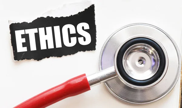 Ethik Auf Einem Kleinen Blatt Papier Neben Einem Stethoskop — Stockfoto